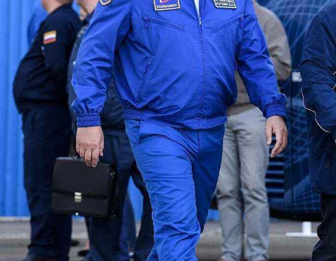 Rus uzay ajansı Roscosmos başkanı Dmitry Rogozin, Ekim ayında Kazakistan'da Soyuz MS-10 uzay aracının fırlatılmasından önce yürüyor