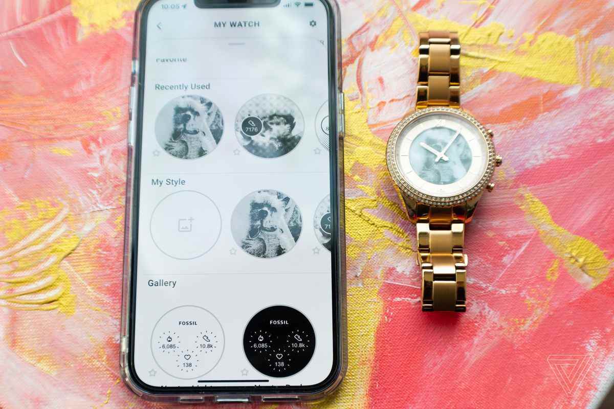 Gen 6 Hybrid'in yanındaki iPhone'daki Fossil Smartwatches uygulaması