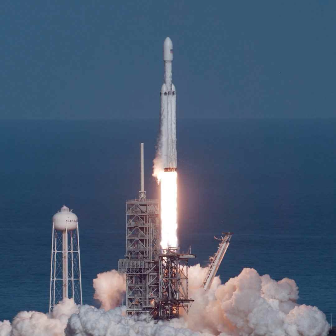 SpaceX'in Falcon Heavy fırlatma aracı.