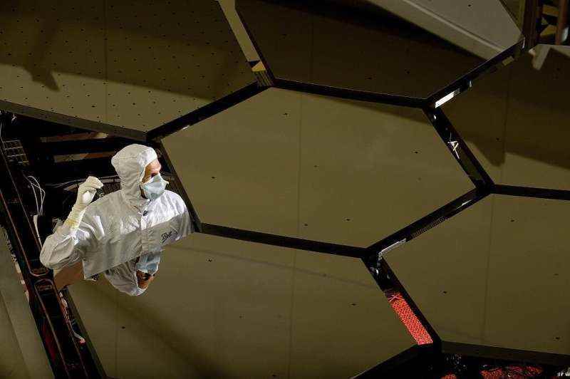 Webb Teleskopunun aynalarından birinin üzerindeki bir mikrometeoritten doğrudan isabet aldığı yeri görebilirsiniz.