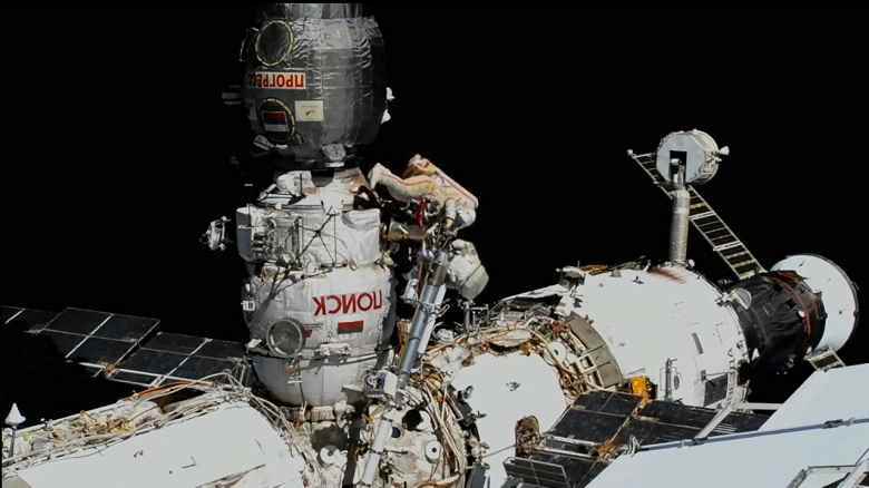 ISS, tek bir uzay yürüyüşü sırasında fırlatılan uzay aracı sayısı için bir rekor kırdı.  Oleg Artemiev ve Samantha Cristoforetti 10 nano uydu fırlattı