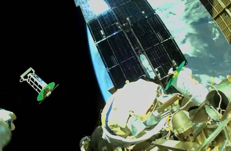 ISS, tek bir uzay yürüyüşü sırasında fırlatılan uzay aracı sayısı için bir rekor kırdı.  Oleg Artemiev ve Samantha Cristoforetti 10 nano uydu fırlattı