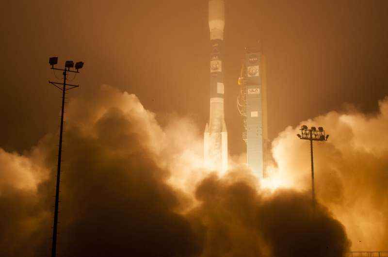 NASA'nın AIM misyonu, roket fırlatmalarının kutuplardan uzakta gece parlayan bulutlar oluşturabileceğini ortaya koyuyor