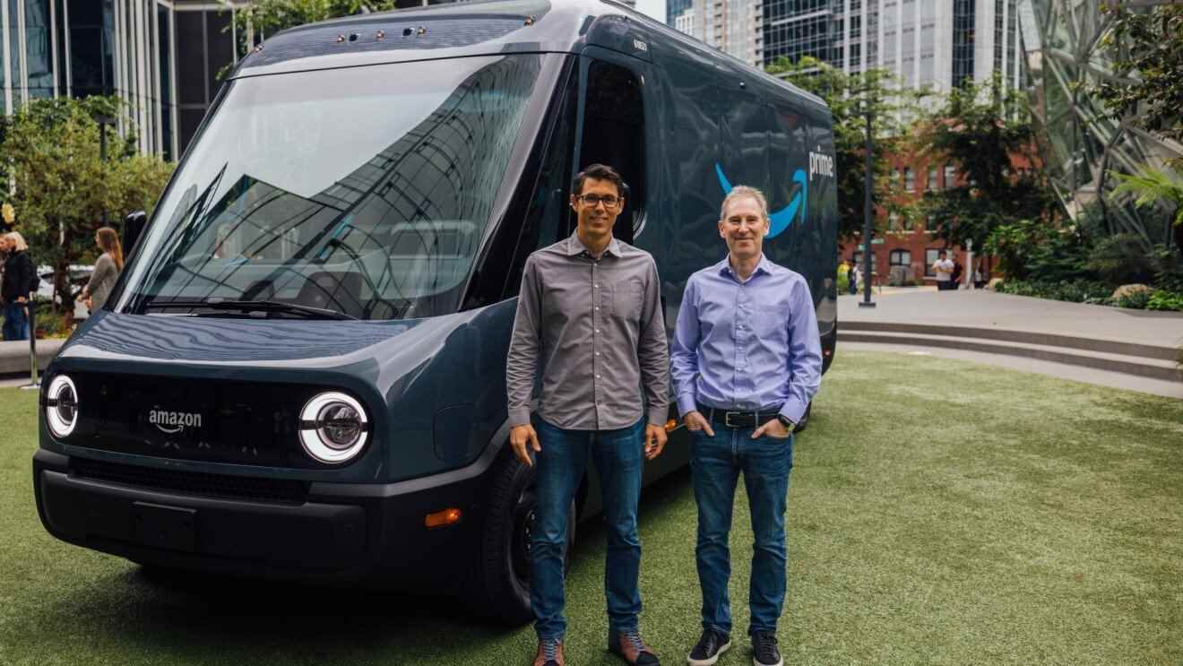 Bir teslimat minibüsünün önünde Rivian ve Amazon CEO'ları. 