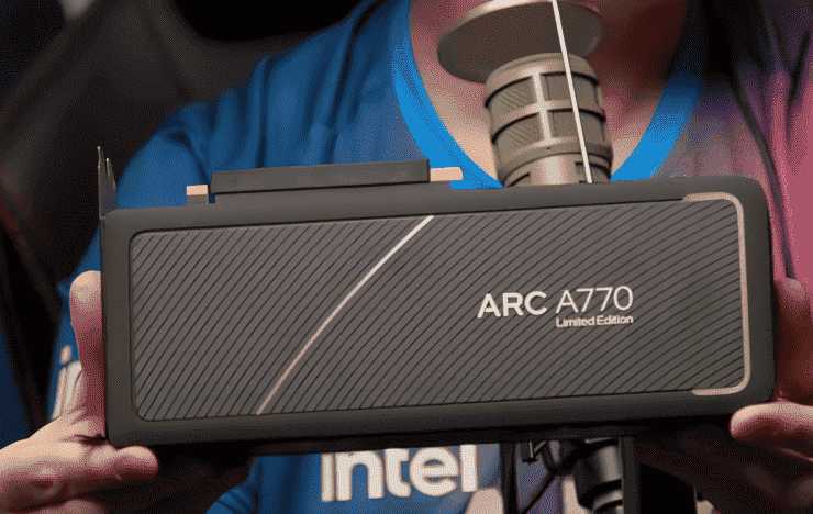 Ryan Shrout tarafından tutulan Intel Arc A770 16 GB grafik kartı.  (Resim Kredisi: Linus Teknik İpuçları)