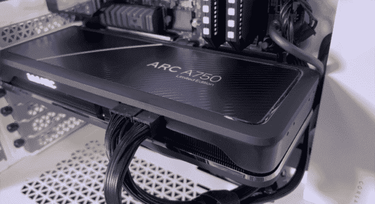 Intel, resmi tanıtım videosunda kendi Arc A750 grafik kartını sergiliyor.  (Kaynak: Intel YT - Artık Kaldırıldı)