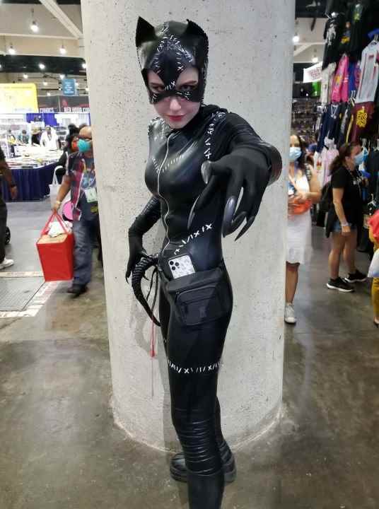 Catwoman gibi giyinmiş bir kadın.