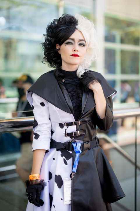 Comic-Con 2022'de Cruella de Vil gibi giyinmiş bir kadın cosplayer.