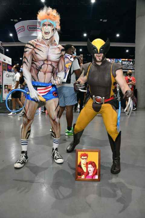 Comic-Con 2022'de Tygra ve Wolverine olarak iki cosplayer.