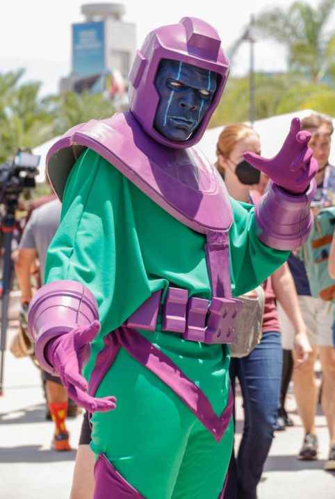 Comic-Con 2022'de Fatih Kang gibi giyinmiş bir erkek cosplayer.