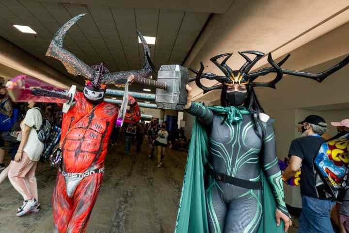 Comic-Con 2022'de Surtur ve Hela gibi giyinmiş iki cosplayer.