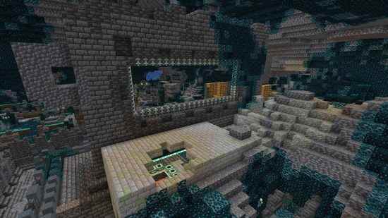 Minecraft Antik Kenti: Bir Kale ile kesişen, Son Portal'ın göründüğü Antik Kent