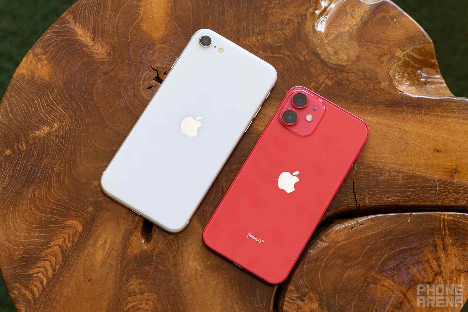 Sol - iPhone SE;  Sağ - iPhone 12 mini - Tahmin: iPhone mini ölmedi küllerinden yeniden doğacak
