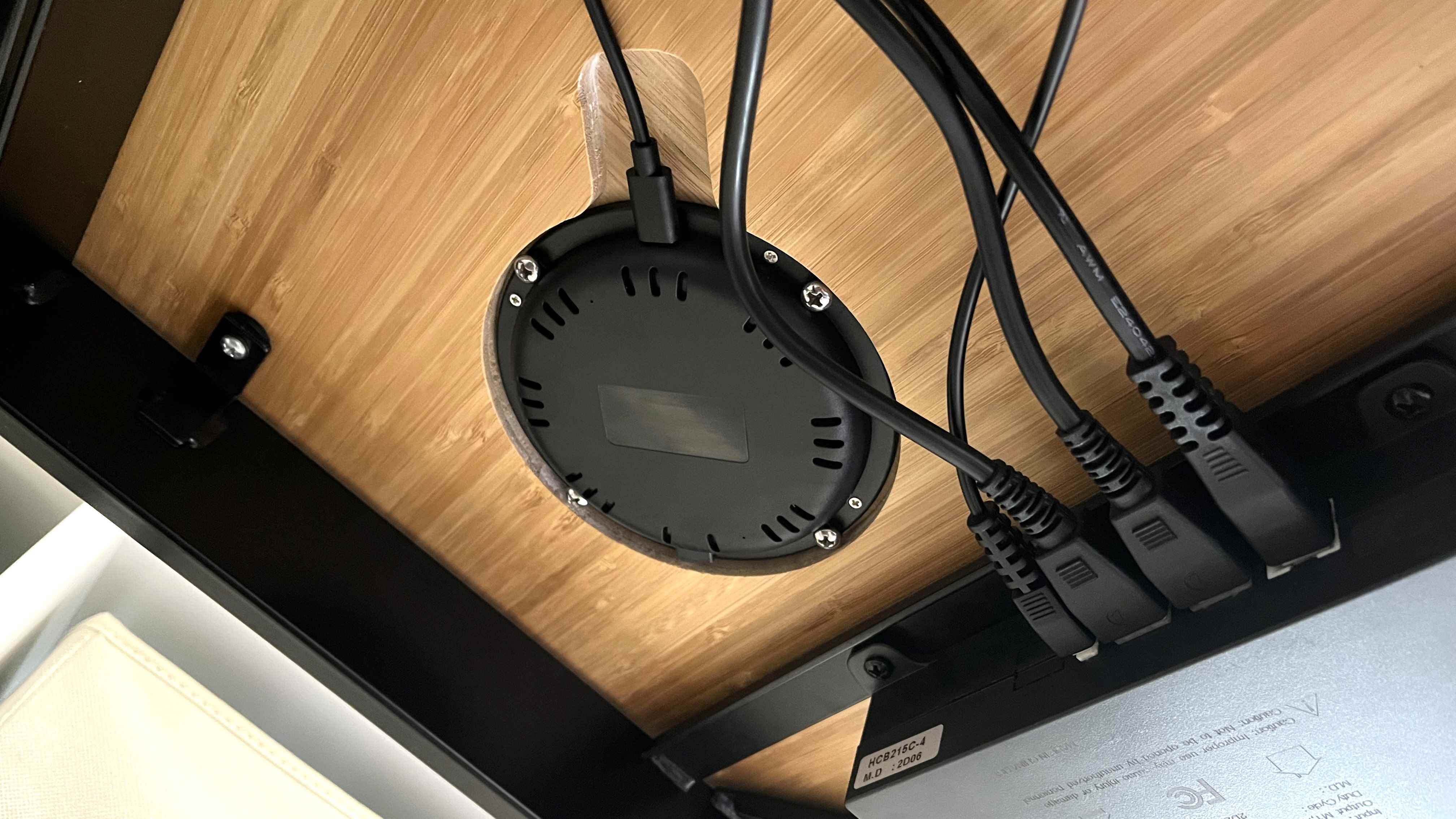 Masanın altına gömülü FlexiSpot Q8 kablosuz şarj cihazı