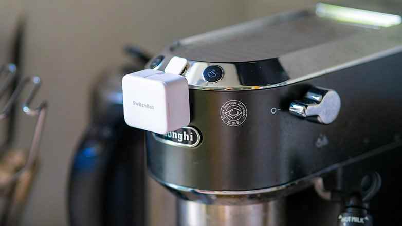Bir kahve makinesinde Switchbot Bot.
