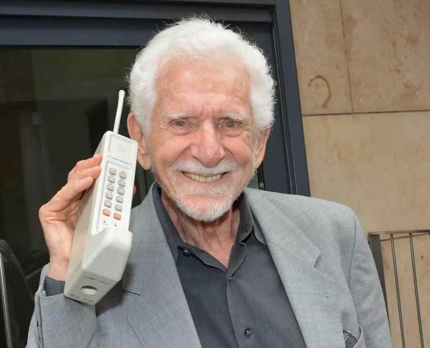 Cep telefonu mucidi Marin Cooper, 2014 yılında Motorola DynaTAC 80000X ile - Cep telefonu mucidi kullanıcıya 