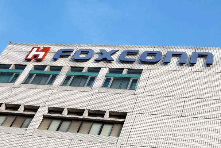 Foxconn, güçlü teknoloji talebinin ortasında tam yıl iş görünümünü yükseltti