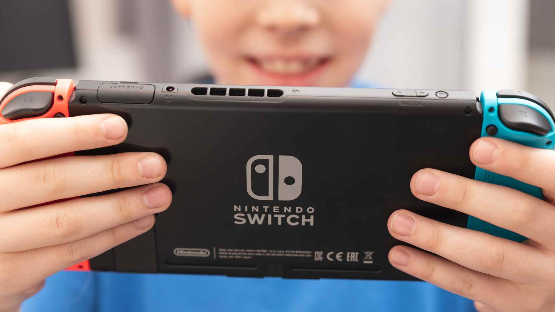 Nintendo Switch tutan çocuk