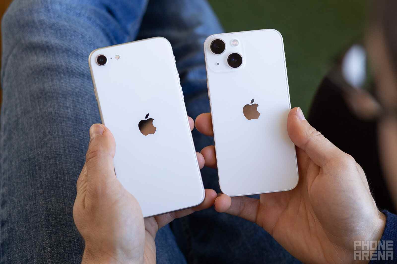 Sol - iPhone SE 3. nesil;  Sağ - iPhone 13 mini - Tahmin: iPhone mini ölmedi küllerinden yeniden doğacak