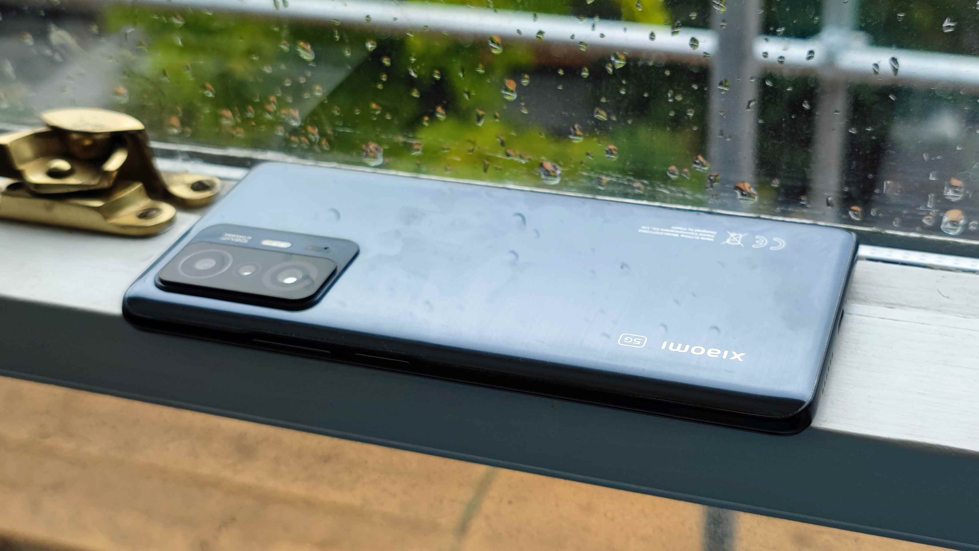 Pencere pervazına yüz üstü yatan bir Xiaomi 11T Pro