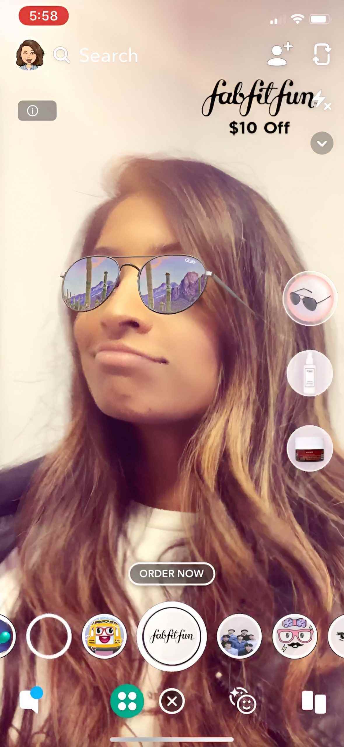 AR'de güneş gözlüğü filtresini deneyen kız