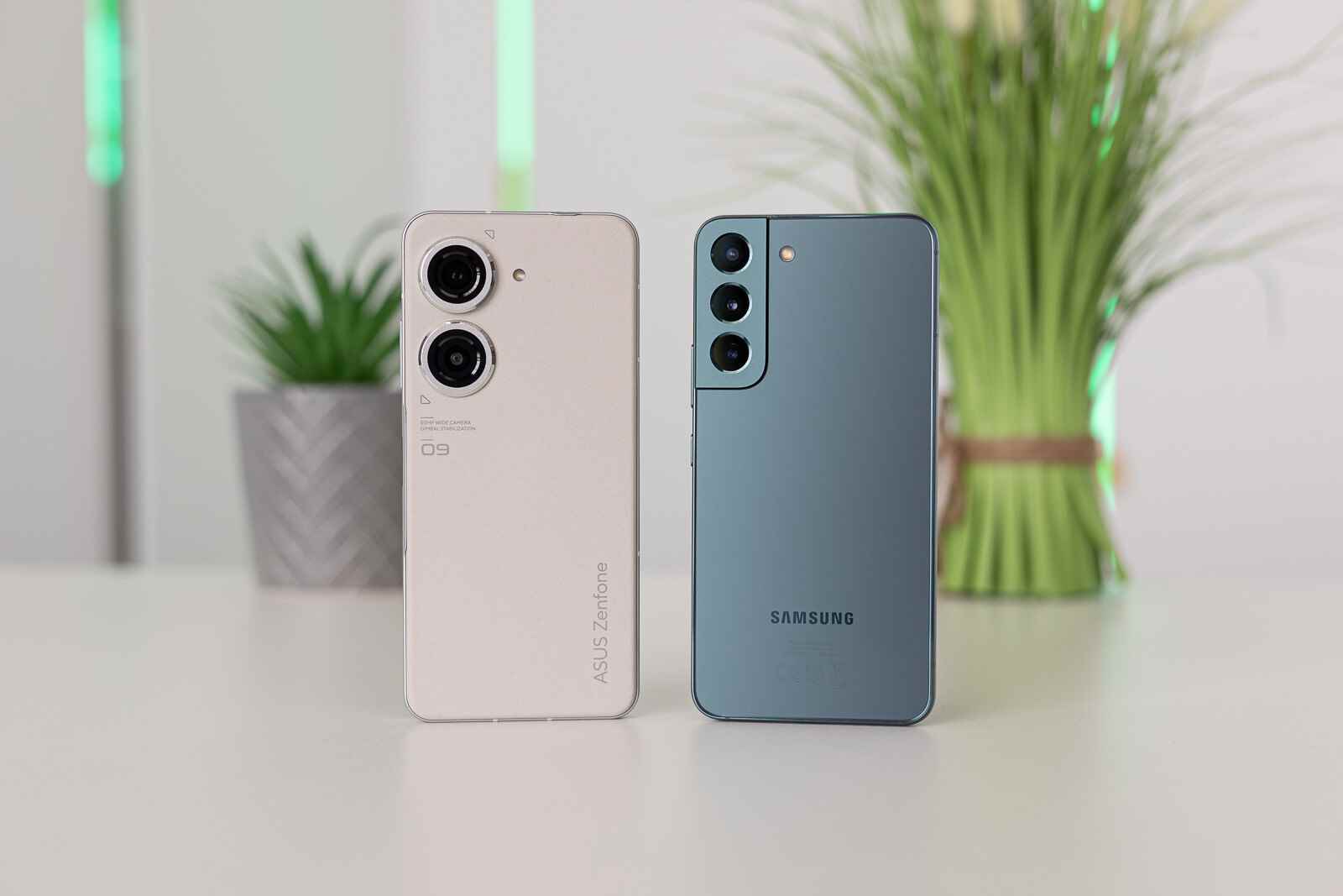 Galaxy S22'nin yanında Asus ZenFone 9 (Resim kredisi PhoneArena) - Mükemmel kompakt telefonun arayışı içinde: Asus ZenFone 9
