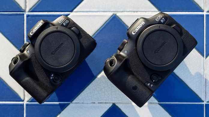 EOS R10'un yanındaki Canon EOS R7 fotoğraf makinesi