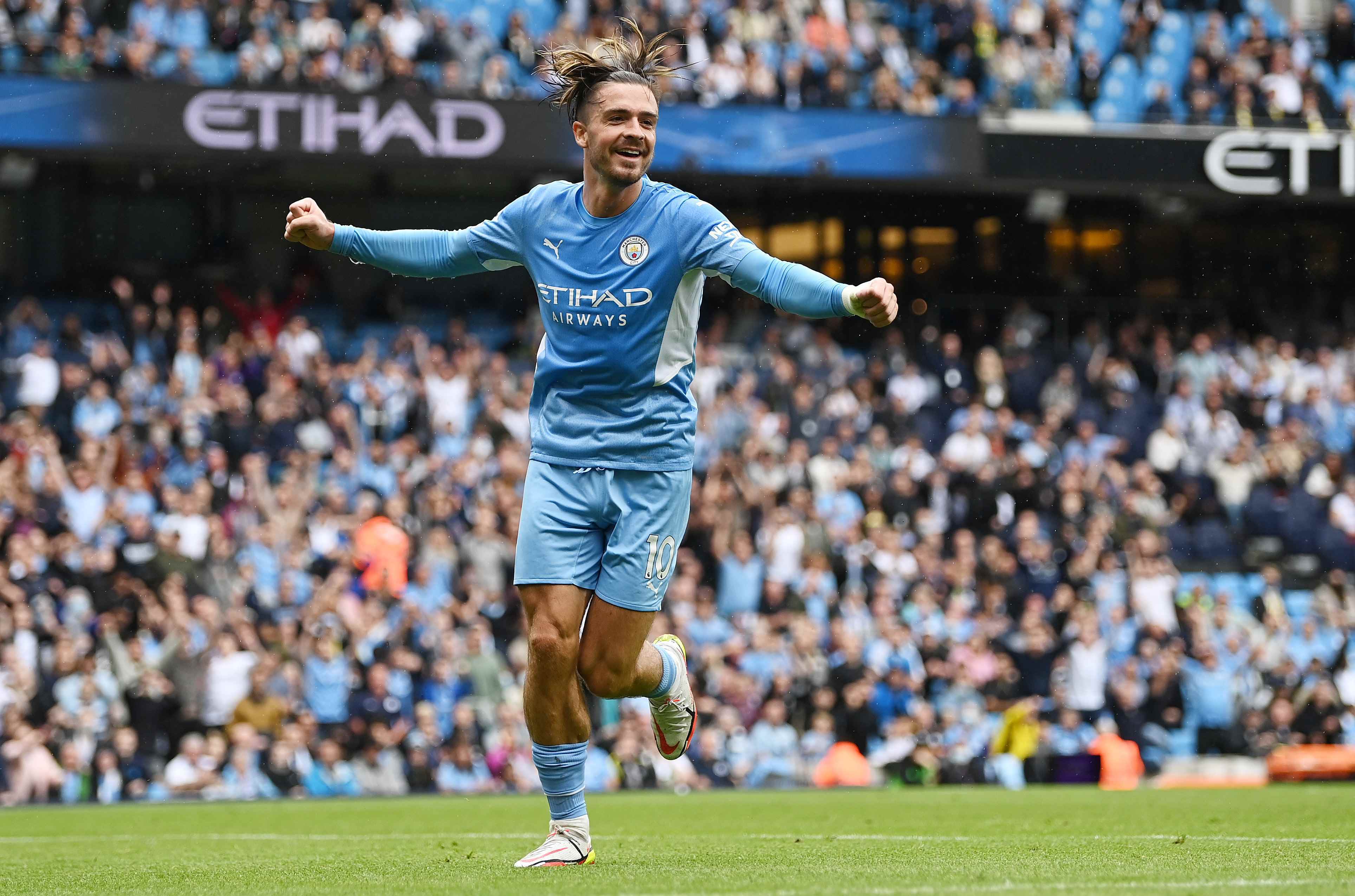 Manchester City'den Jack Grealish Premier Lig'de bir gol kutluyor