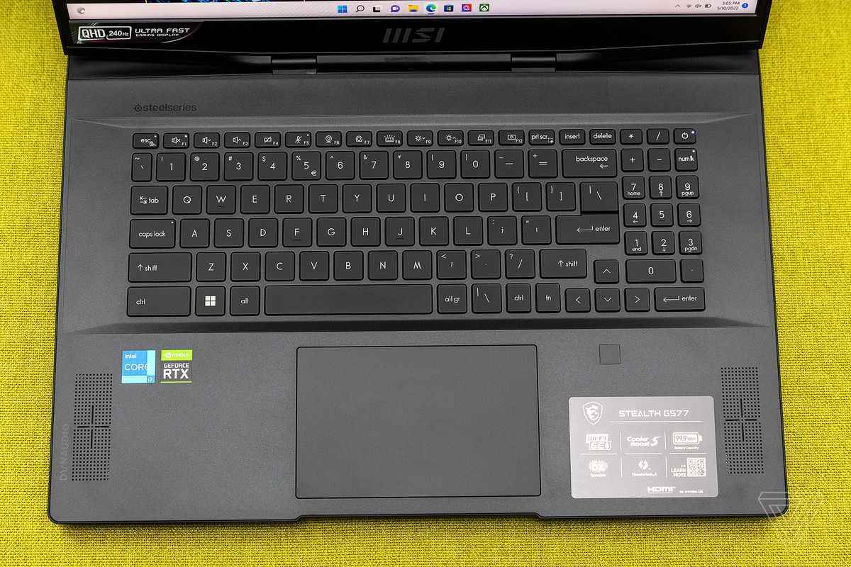 MSI GS77 Stealth'in klavye destesi yukarıdan görülüyor.