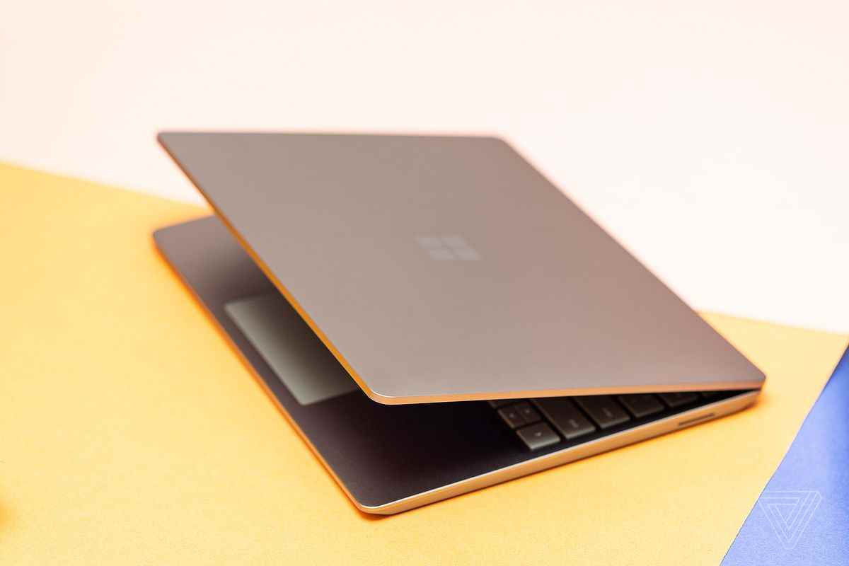 Kapağı yaklaşık 30 derece açıkken Microsoft Surface Laptop Go 2'nin dörtte üç görünümü.