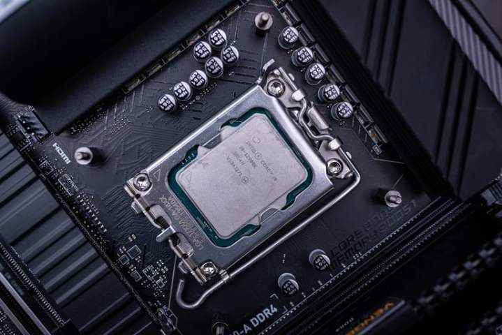 Bir anakartta Intel Core i9-12900K.