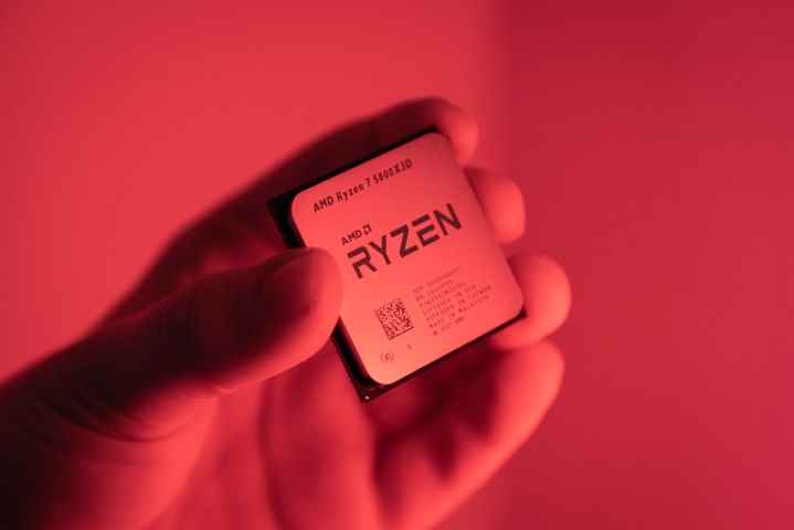 Ryzen 7 5800X3D'yi kırmızı ışıkta tutan biri.