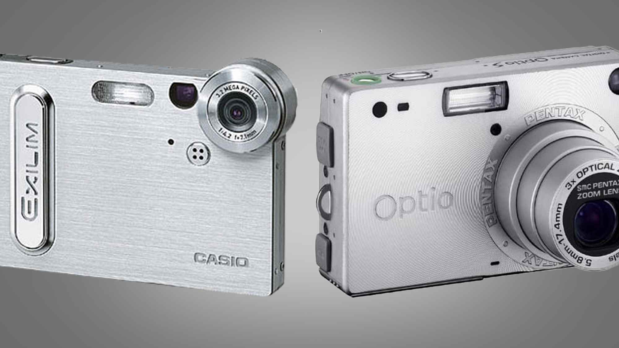 Gri bir arka plan üzerinde yan yana bir Casio ve Pentax kompakt fotoğraf makinesi