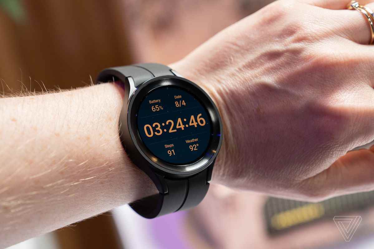 Bilekte fitness ölçümlerini gösteren Galaxy Watch 5 Pro