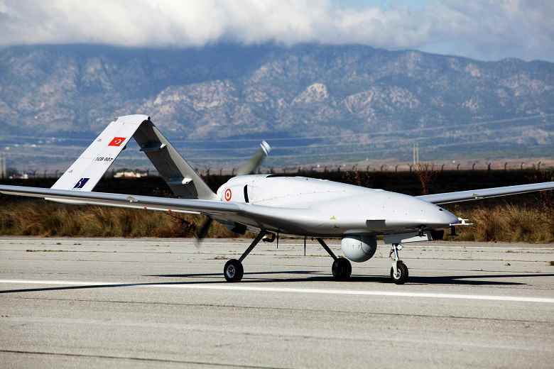 Baykar Makina şimdiden 96 adet Bayraktar TB2 drone ihraç etti.  Kırgızistan ve Tacikistan zaten onlara sahip, 10 ülke daha potansiyel alıcılar