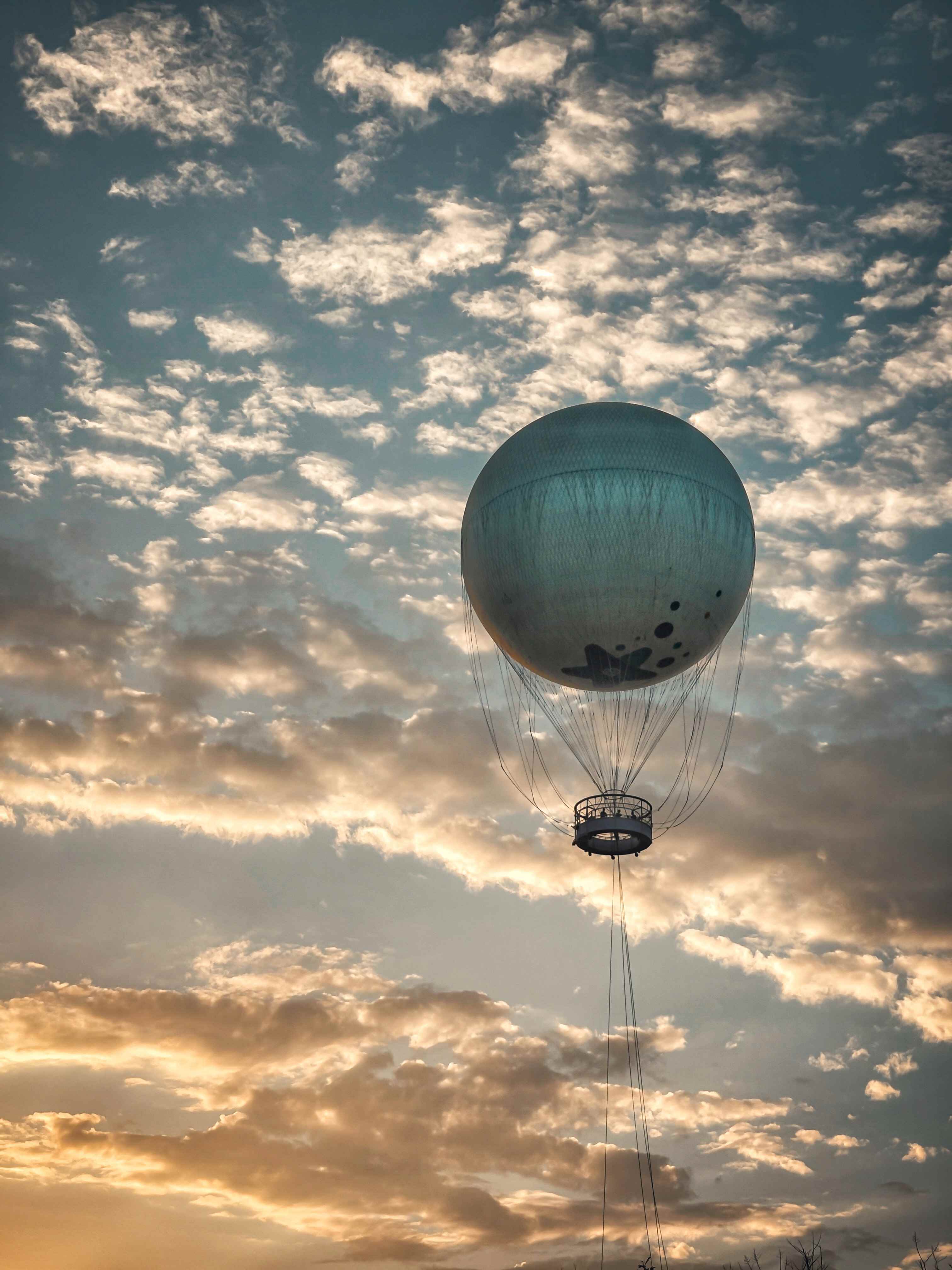 Bir gün batımının önünde bir sıcak hava balonu