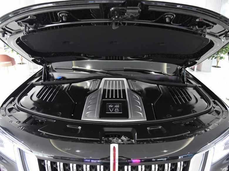 Güçlü, zengin ve çok pahalı.  Büyük SUV Hongqi LS7 Çin'de satışa çıktı - V8 motoru, 5,7 m uzunluğu, doğal deri ve ahşap kaplaması ve 216.000 $ fiyatı ile