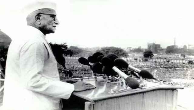 Hindistan'ın dördüncü başbakanı olarak görev yapan Morarji Desai, acil durum sonrası ilk konuşmayı Red Fort'ta yaptı.  Görüntü Nezaket: DD Arşivi