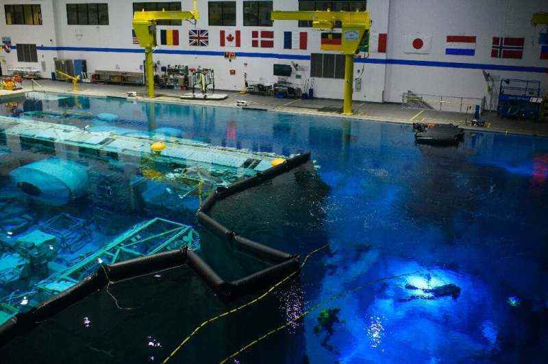 NASA'nın dev astronot eğitim havuzu, Uluslararası Uzay İstasyonunun bir kopyasını ve simüle edilmiş bir ay yüzeyini içeriyor