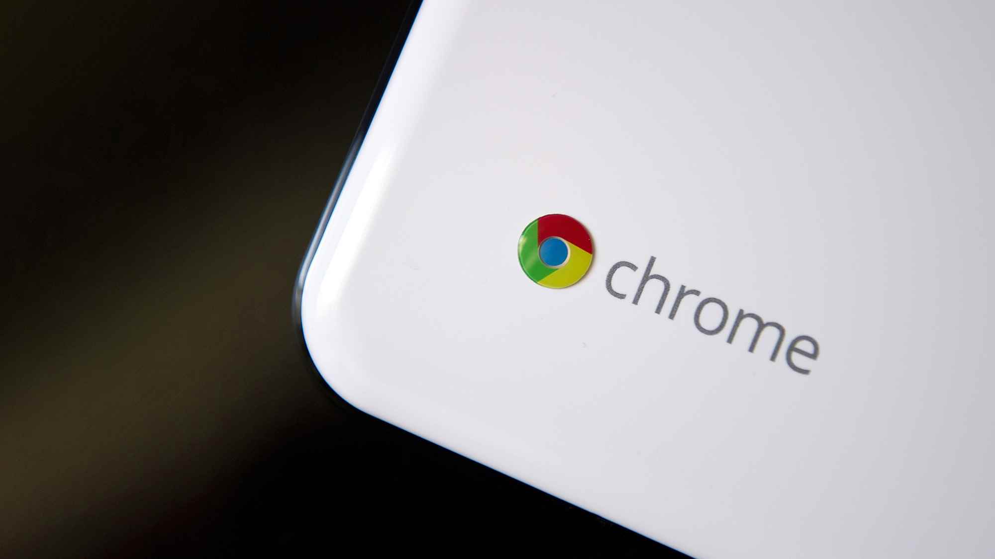 Chromebook'taki Chrome logosunun yakından görünümü