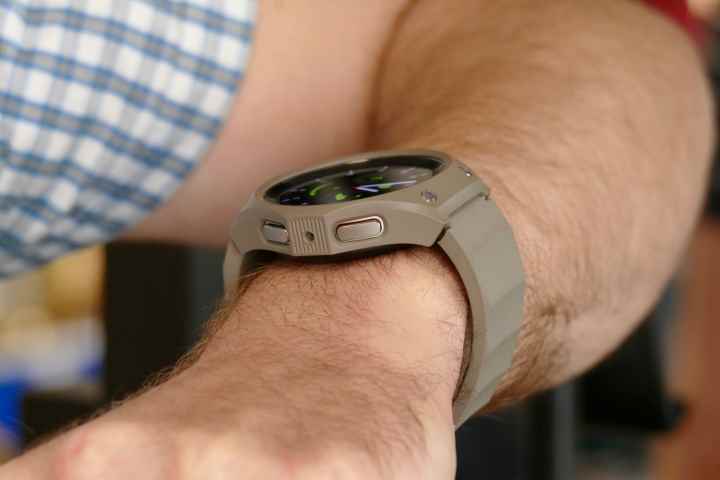 Samsung Galaxy Watch 5 Pro, sert kasasıyla bir erkeğin bileğine takılıyor.