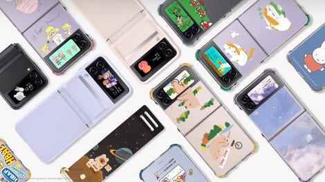 Birkaç kişiselleştirilmiş Samsung Flip 4 telefon
