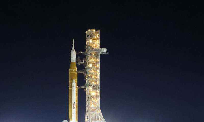 NASA'nın ay roketi, 1. test uçuşu için fırlatma rampasına taşındı