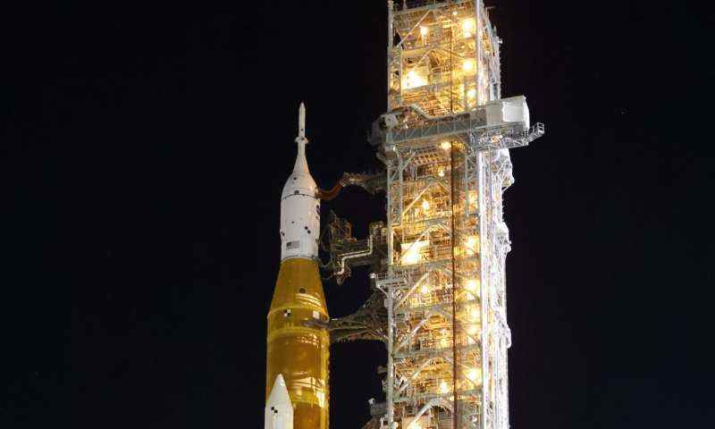 NASA'nın ay roketi, 1. test uçuşu için fırlatma rampasına taşındı