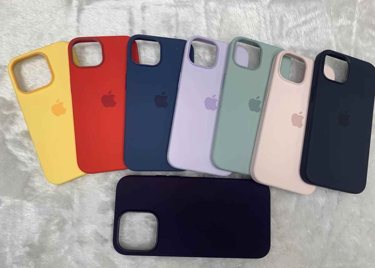 Sekiz farklı renk grubunu gösteren iPhone 14 kılıflarının reprodüksiyonlarının bir fotoğrafı.
