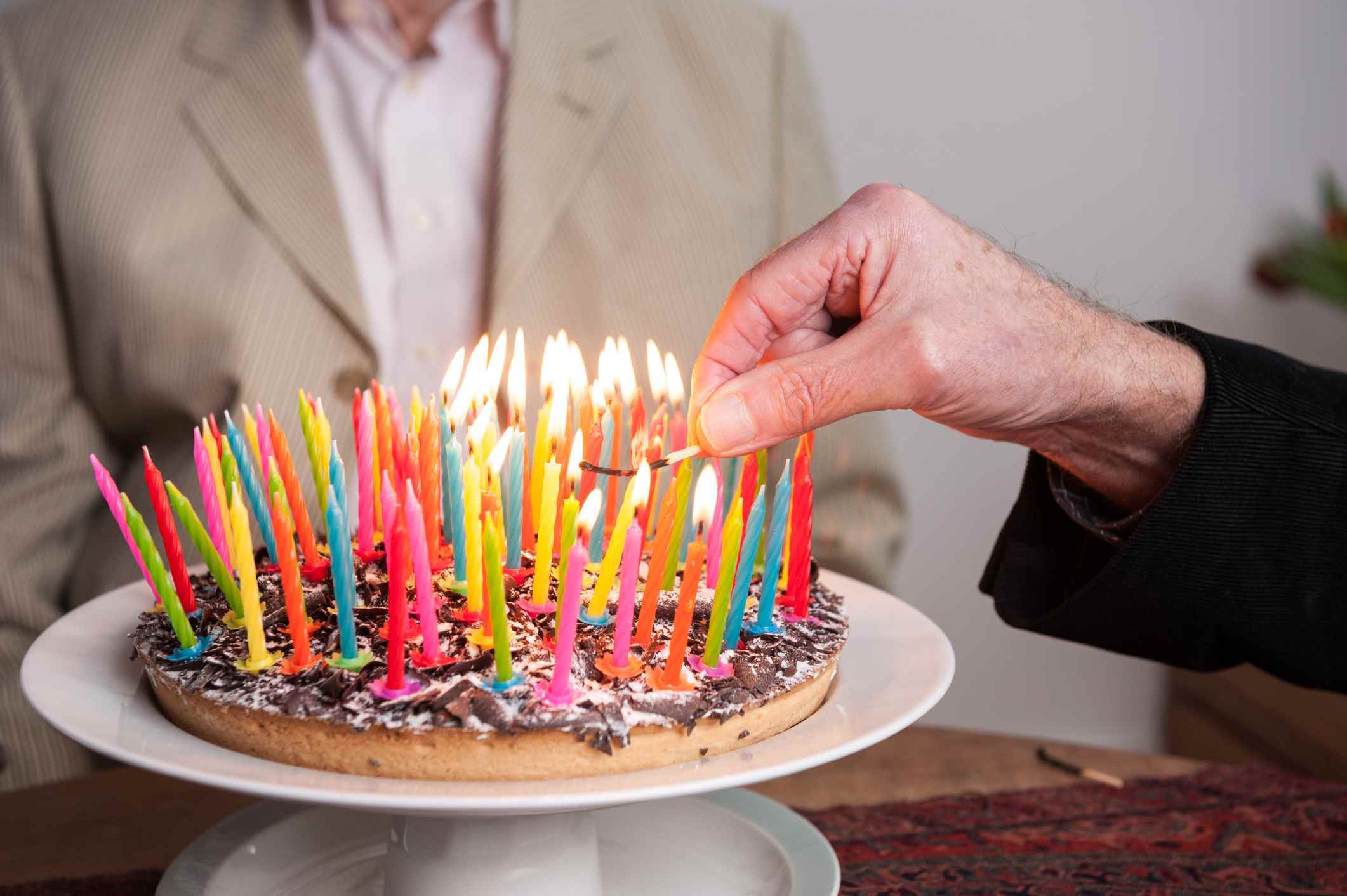 kişi Bir pastanın üzerine 93 mum yakıyor;  uzun ömürlü teknoloji yatırımcı anketi