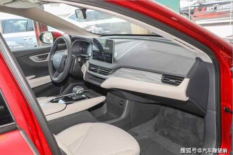 190 HP  ve 30.600 $ için 600 km menzil.  Hongqi E-QM5 Plus sedan sunuldu - Tesla Model 3'ten üçüncü daha ucuz ve çok daha geniş