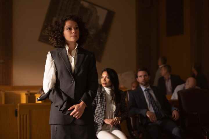 Tatiana Maslany, She-Hulk'tan bir sahnede, mahkeme salonunda yırtık bir takım elbise içinde duruyor.
