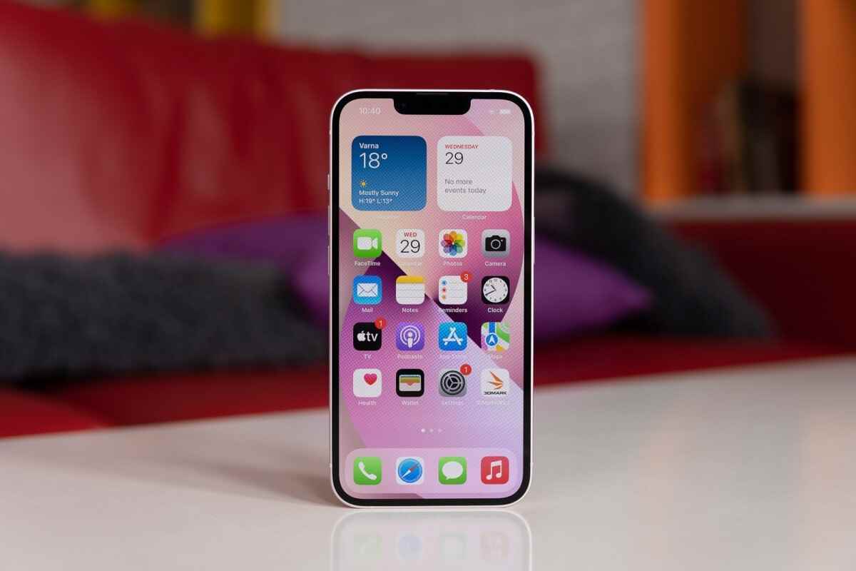 Pro olmayan iPhone 13, ABD akıllı telefon pazarının tartışmasız şampiyonu olmaya devam ediyor.  - Sabit iPhone 13 talebi, Apple'ın iPhone 14 ailesi için ileride sorun olduğunu gösterebilir
