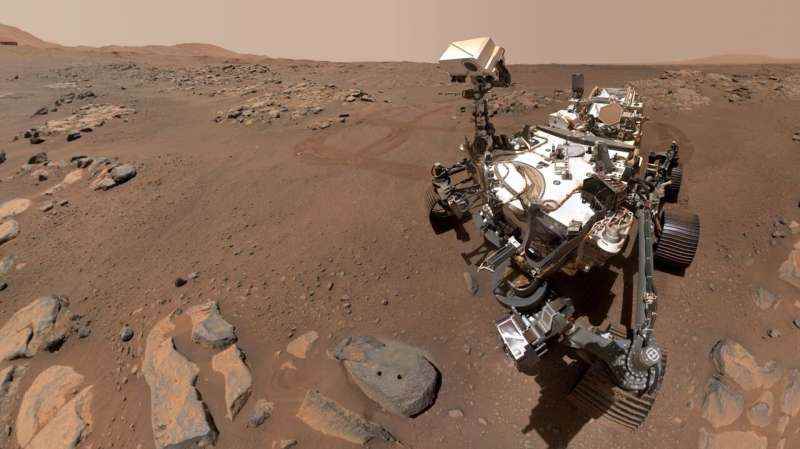 Azim gezgini tarafından Dünya'ya geri gönderilmek üzere saklanan, Mars'ta keşfedilen suyla değiştirilmiş kayalar